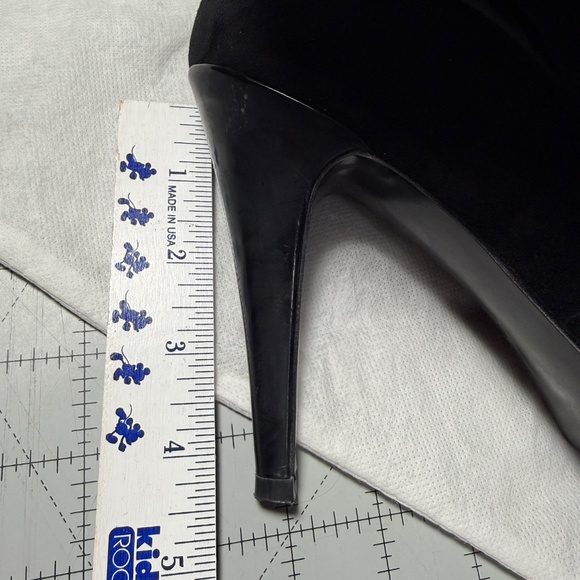 LIKE NEW Nine West Black Suede Platform Pumps 8.5M WITH BOX - Picture 4 of 5